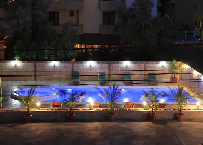 Cristal Нэводари